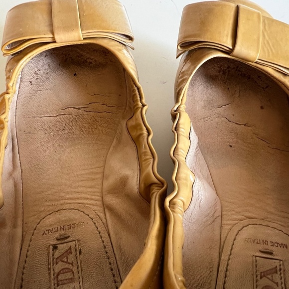 Prada Women's Beige Patent Leather Bow Flats Size 37.5 w/ COA - Picture 8 of 13